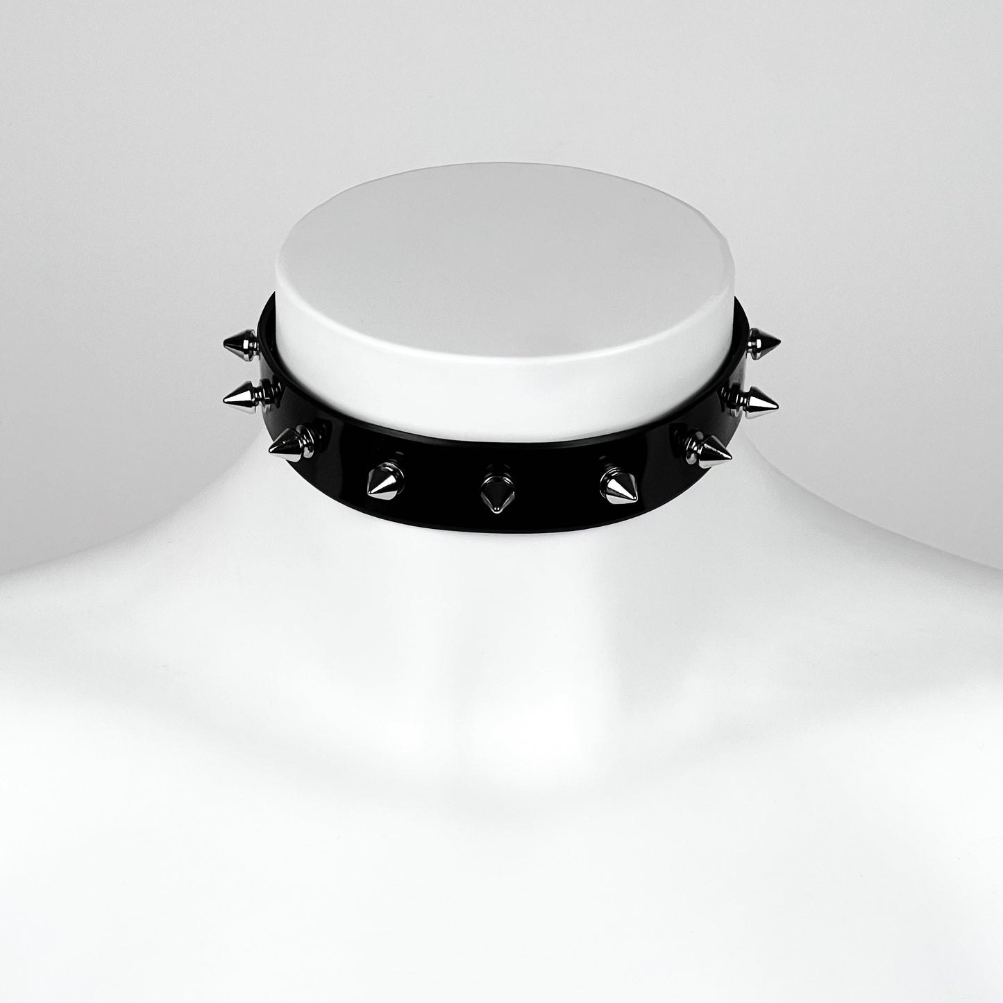 Pussy studs choker